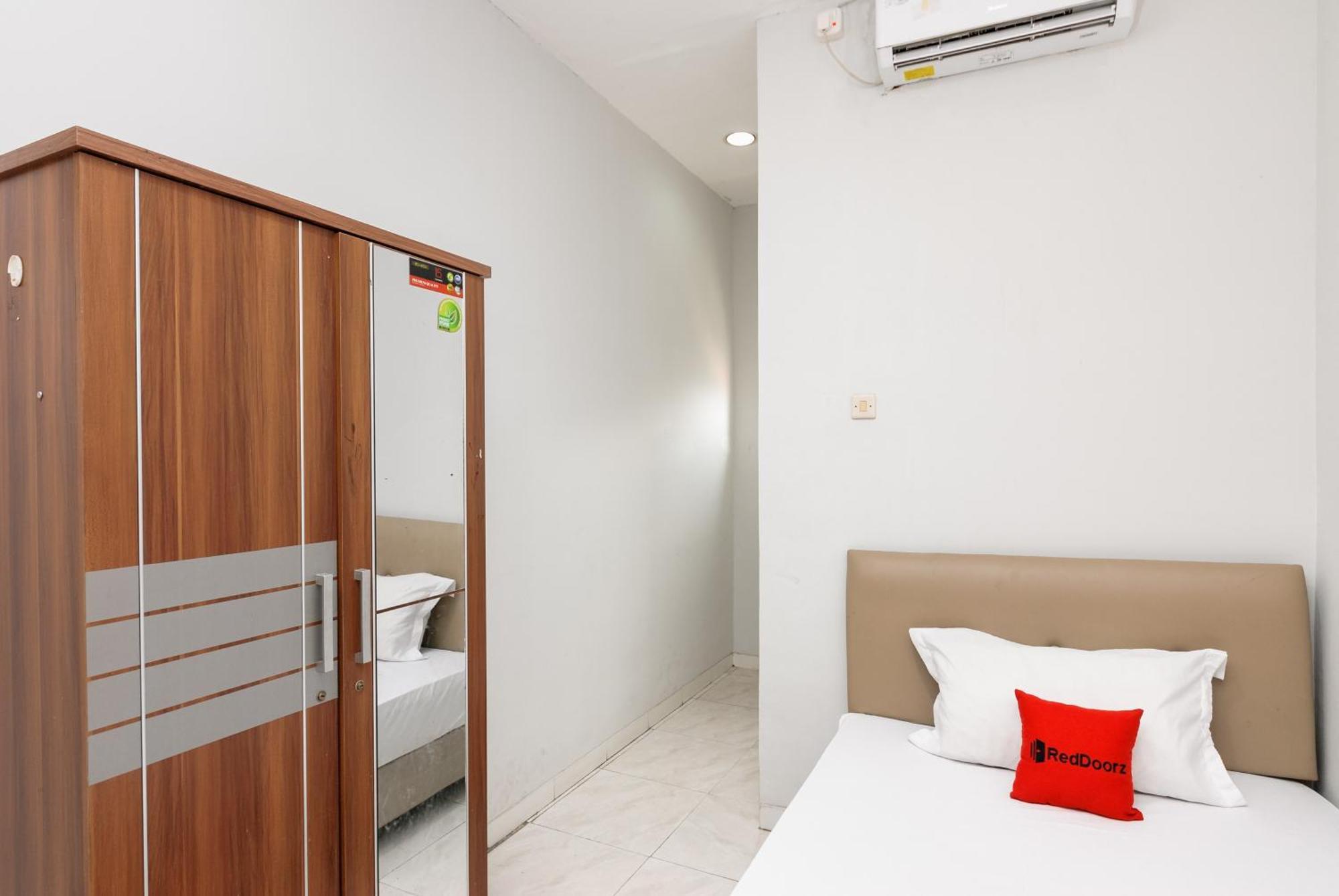 Reddoorz Near Mandaya Royal Hospital Puri 호텔 탕그랑 외부 사진
